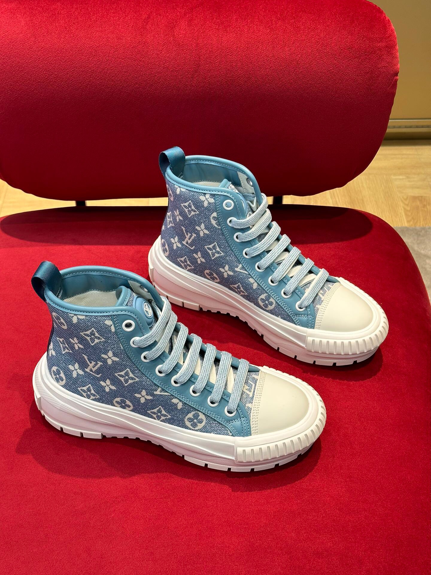 L&U squad sports shoes