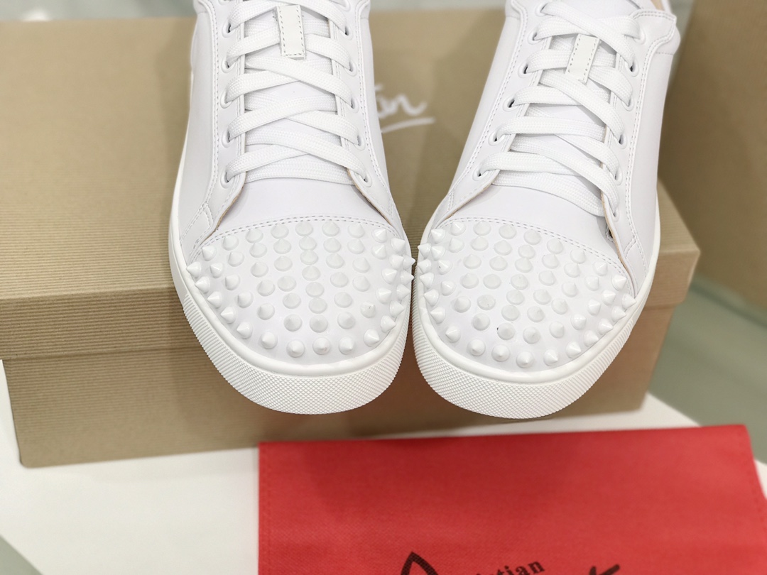 𝑪𝒉𝒓𝒊𝒔𝒕𝒊𝒂𝒏 𝑳𝒐𝒖𝒃𝒐𝒖𝒕𝒊𝒏 sneakers