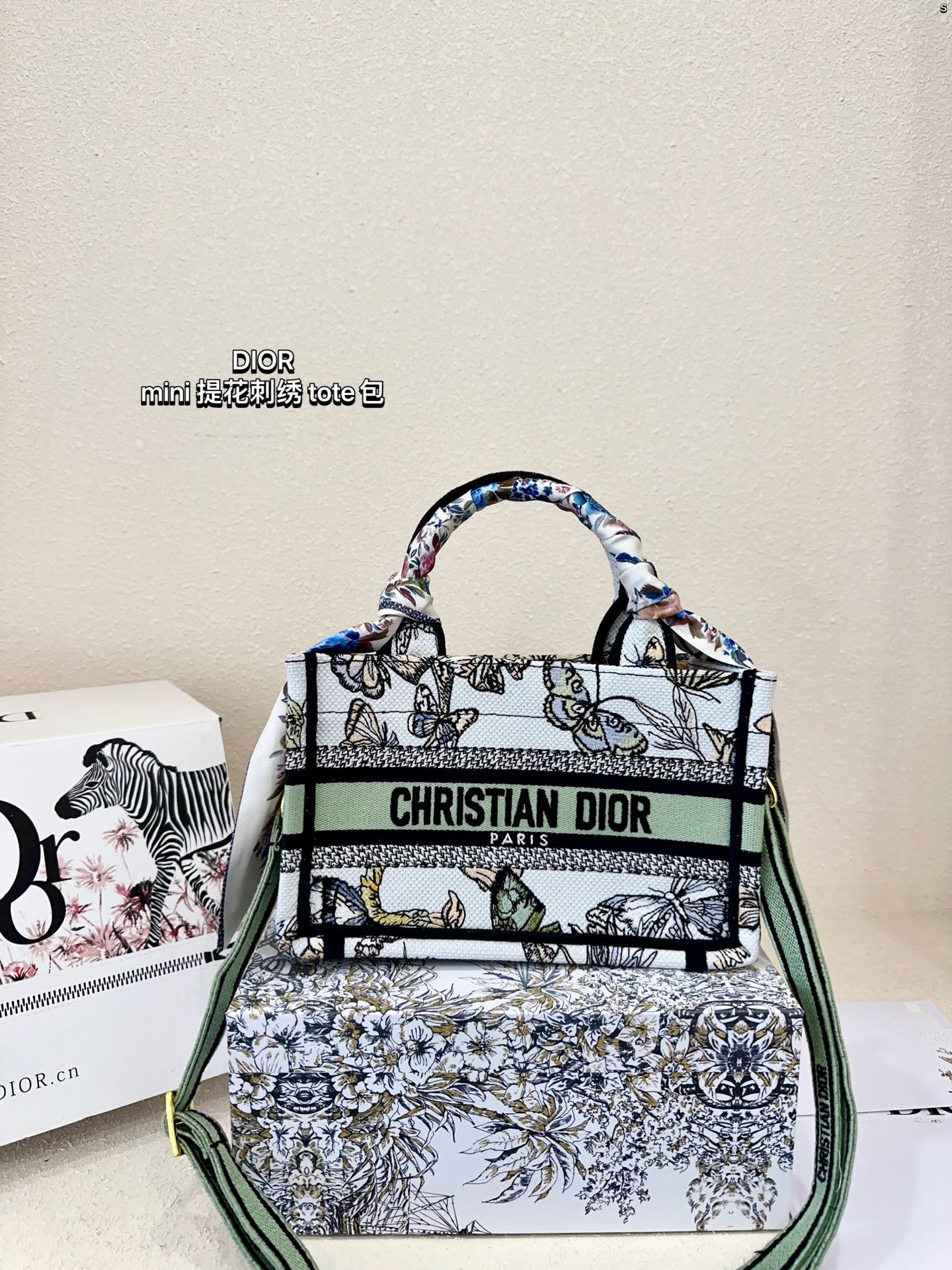 D Style Mini Embroidered Tote Bag