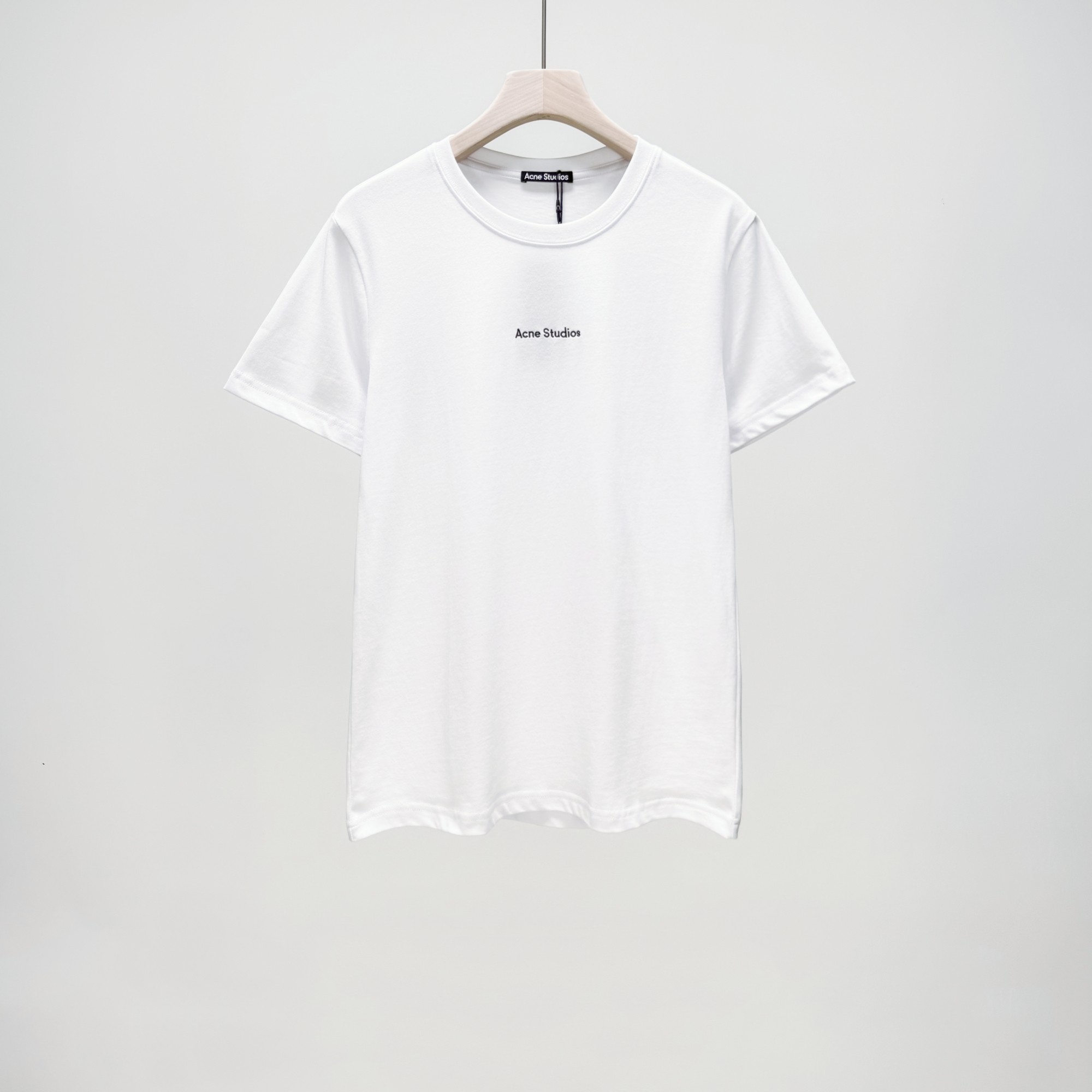 A style Embroidered short-sleeved T-shirt