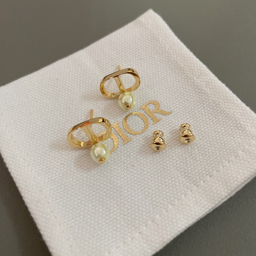 D style Pearl letter earrings