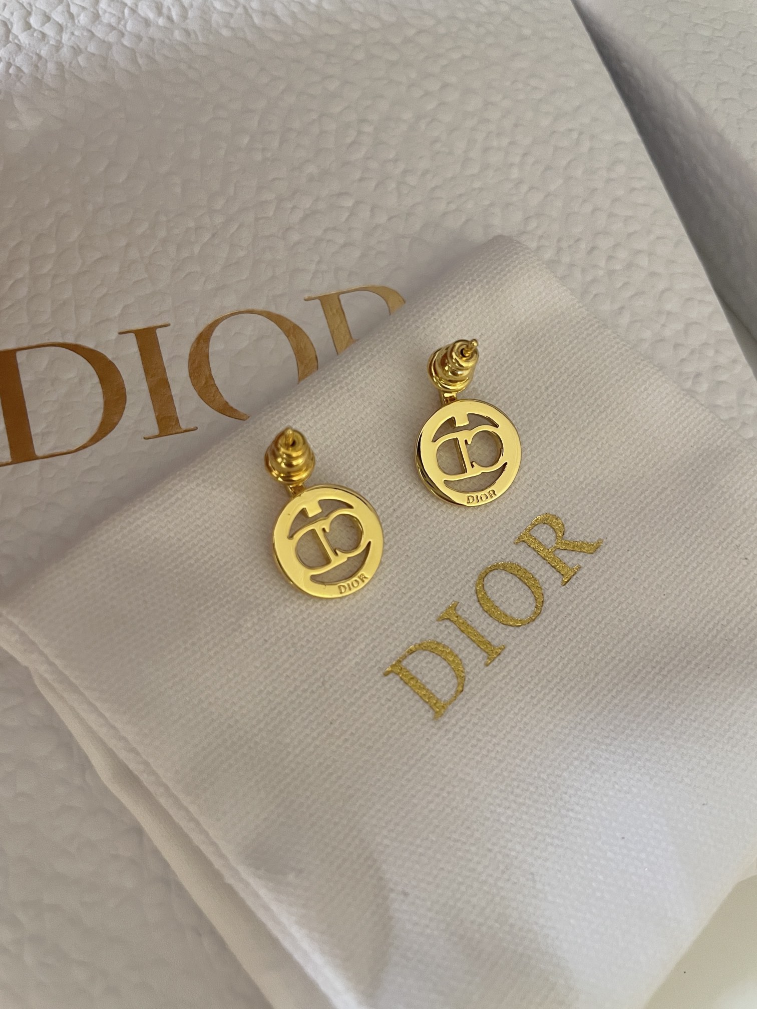 D style Round earrings