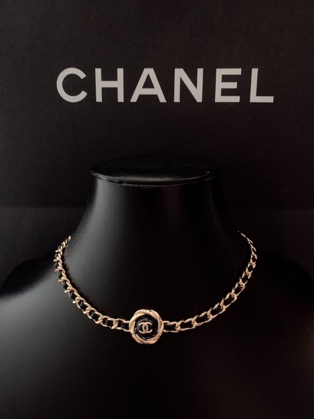 C style Round black leather necklace