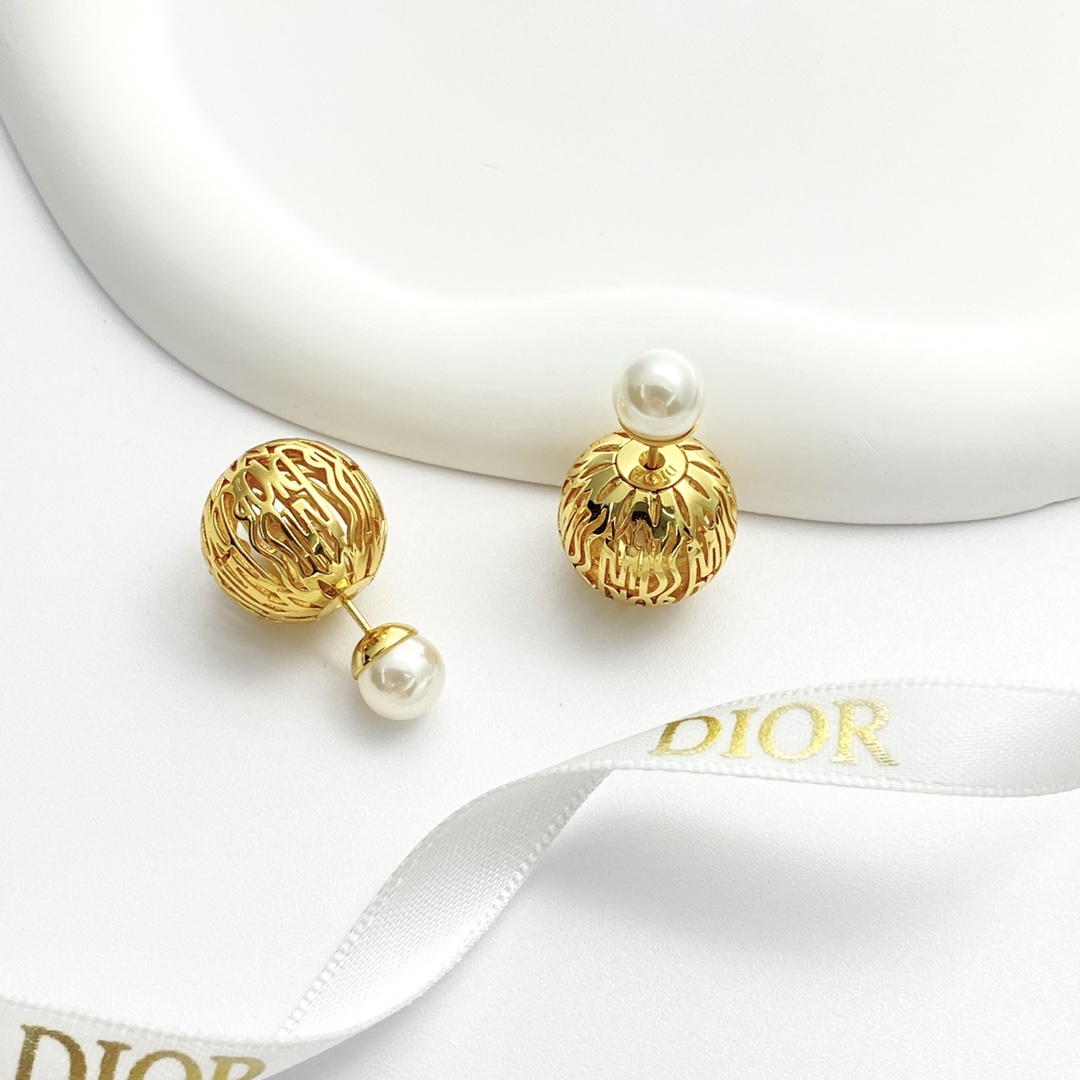 D style Linear gold ball earrings