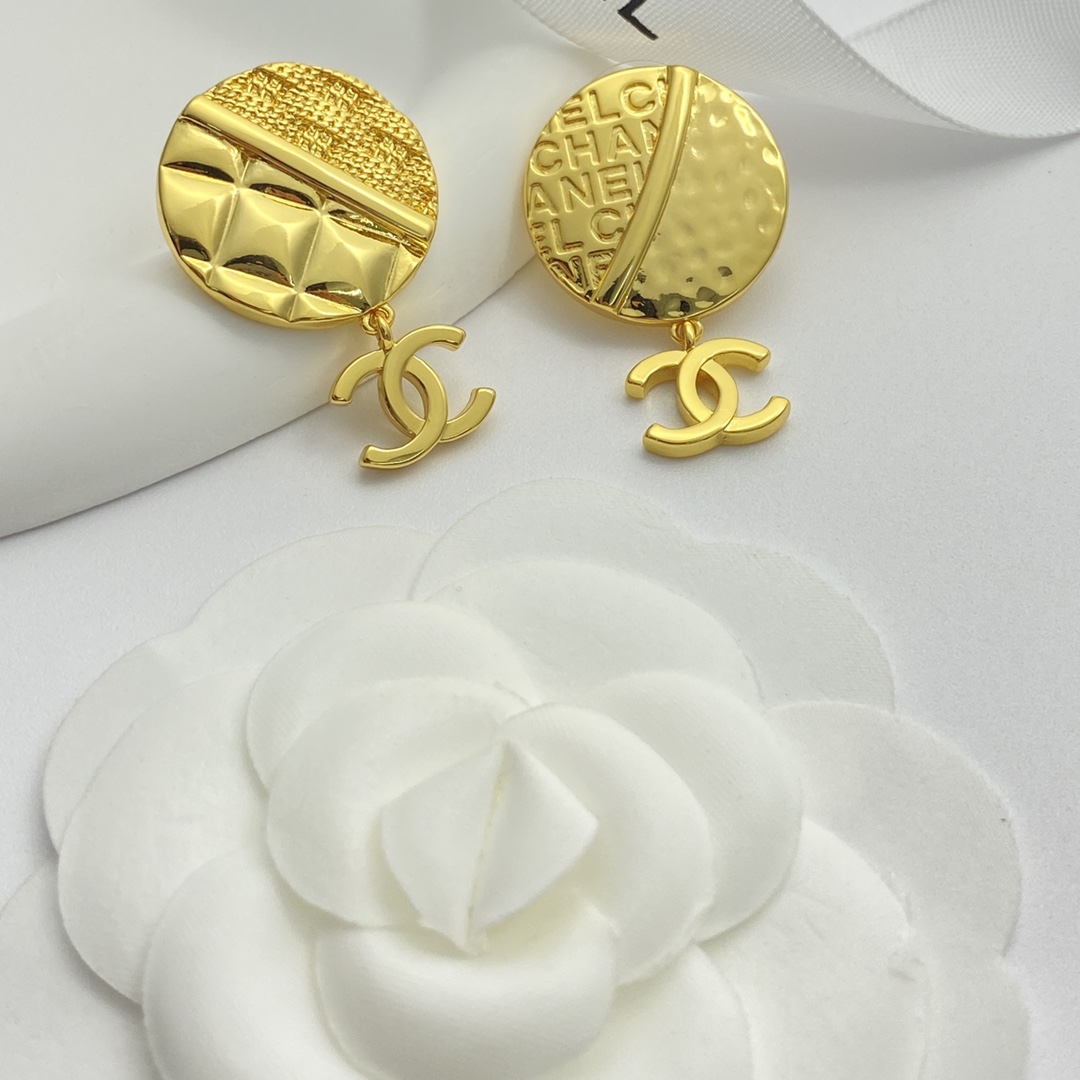 C style Double C earrings with double pattern