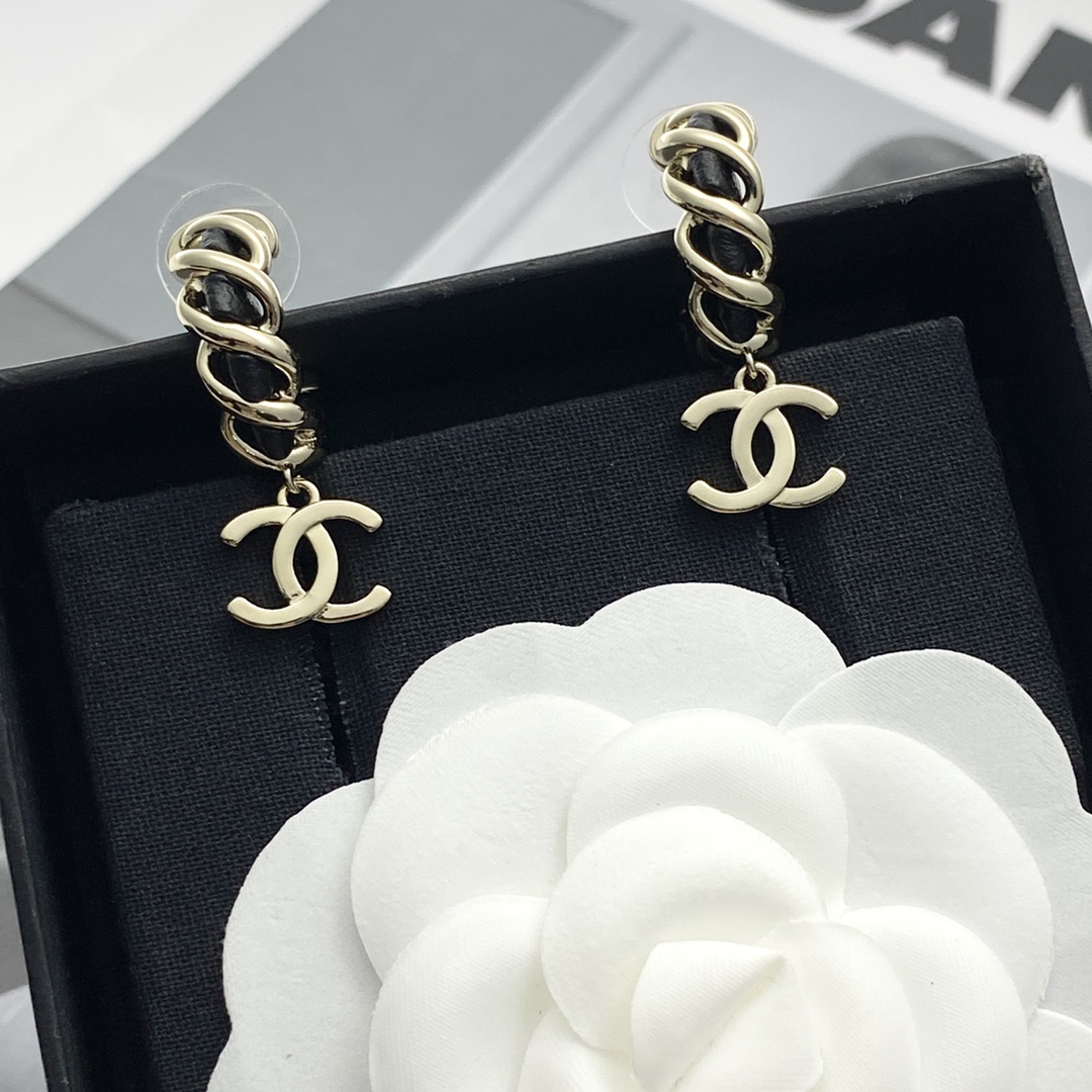 C style Wearing leather small circle hanging double C ear hook