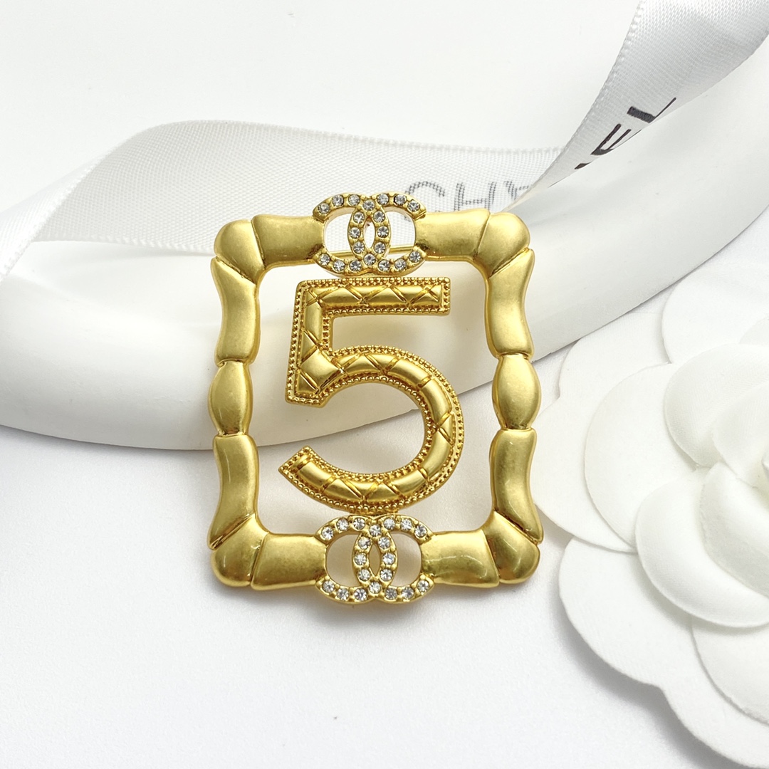 C style Diamond Bag Chain Brooch