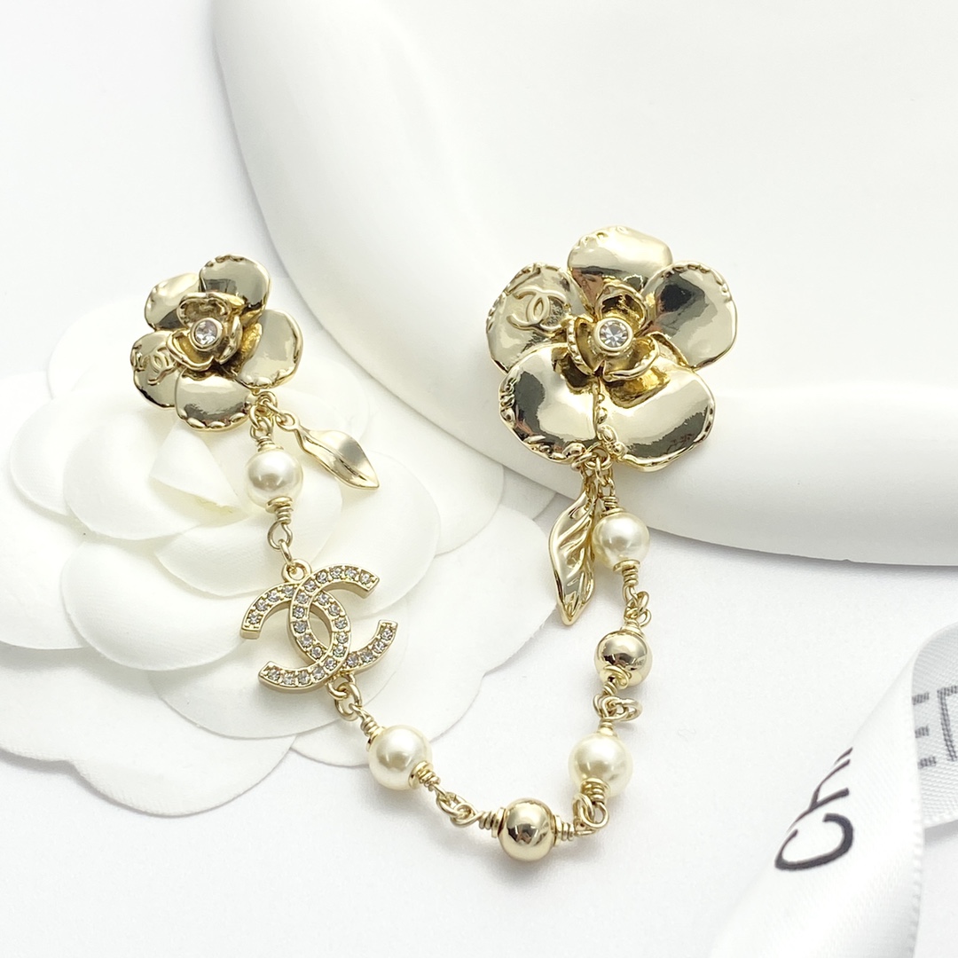 C style Pearl chain brooch