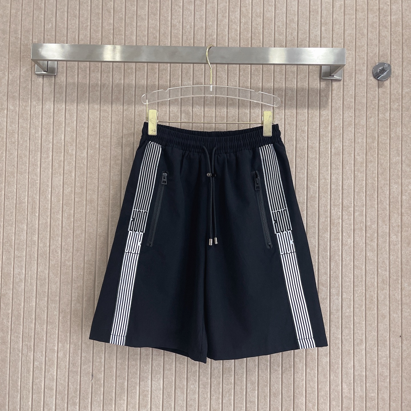 D style Lettering sports shorts