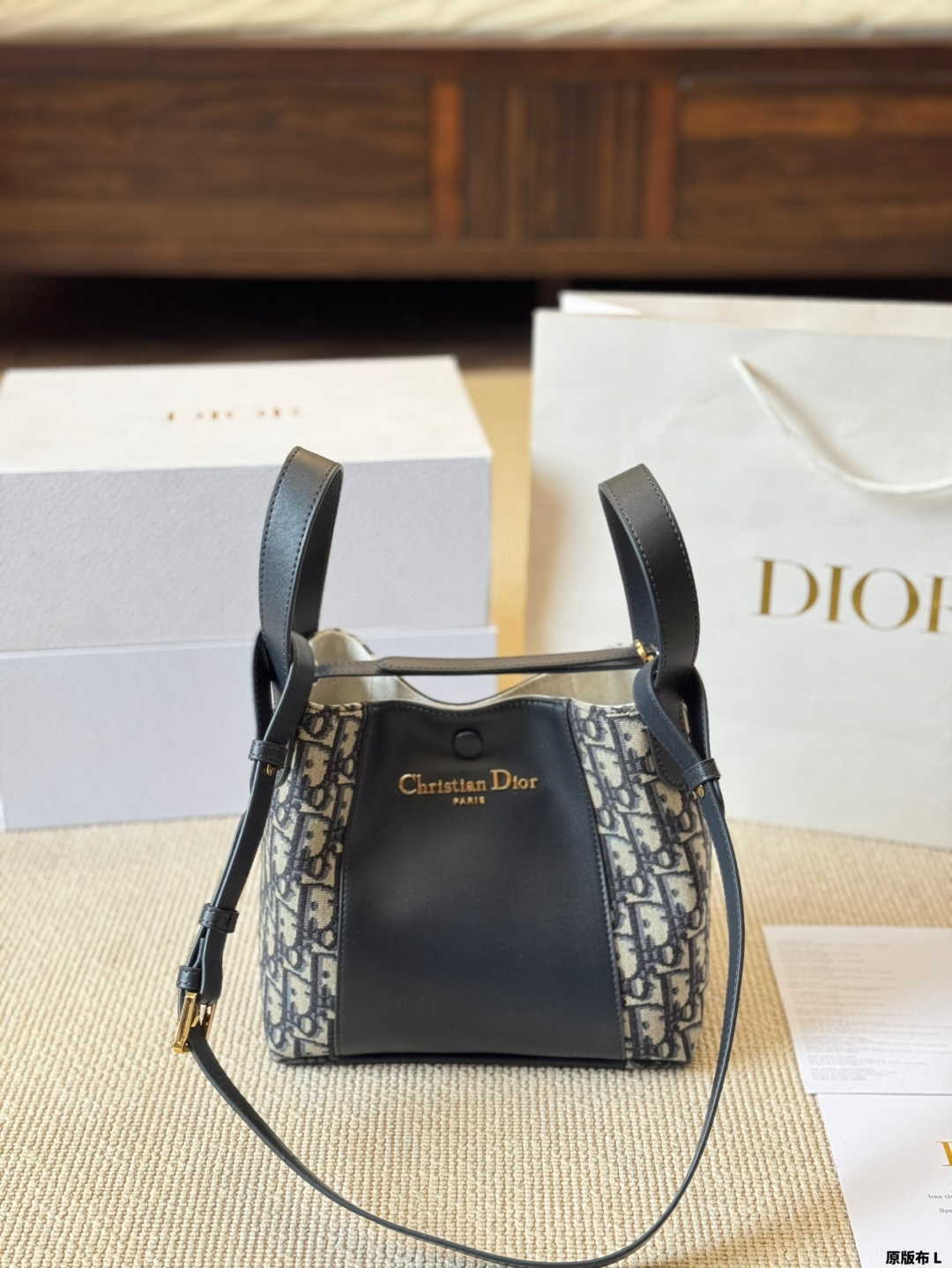 D style signaturea bucket bag