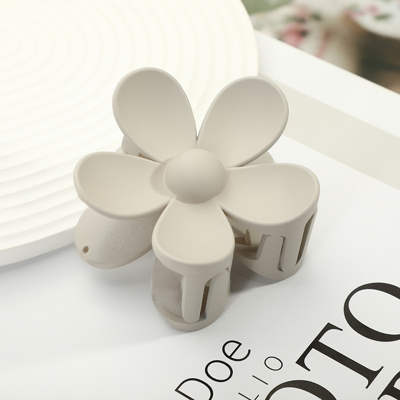 Simple Temperament Flower Grab Clip