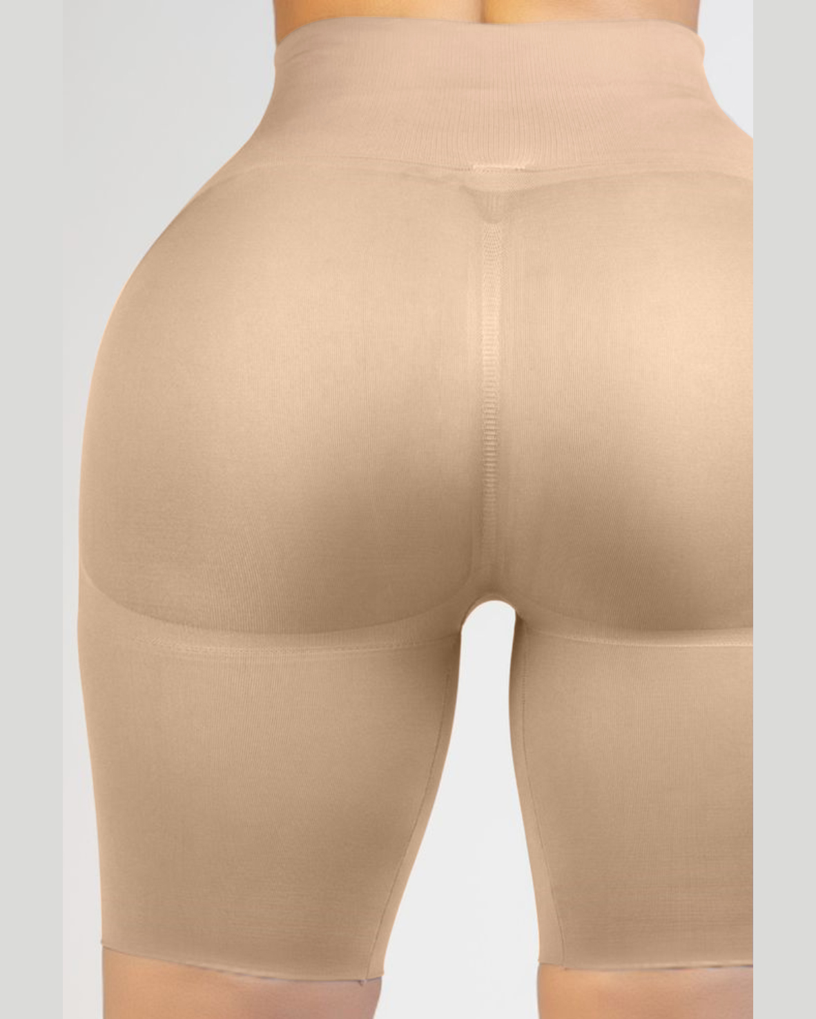 Pantalón corto con realce de glúteos y cintura alta sin costuras