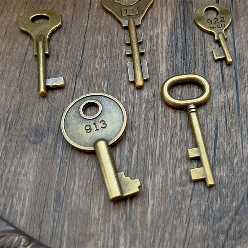 30pcs Retro Key Scrapbooking metal materials