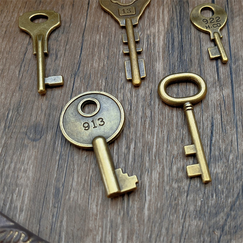 30pcs Retro Key Scrapbooking metal materials