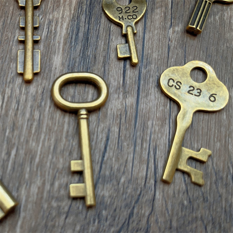 30pcs Retro Key Scrapbooking metal materials