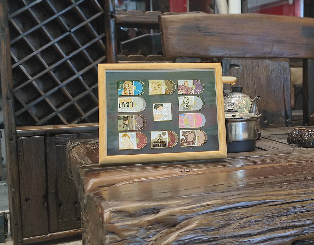 Tay*lor S wift Metal Brooch Badge Decoration 