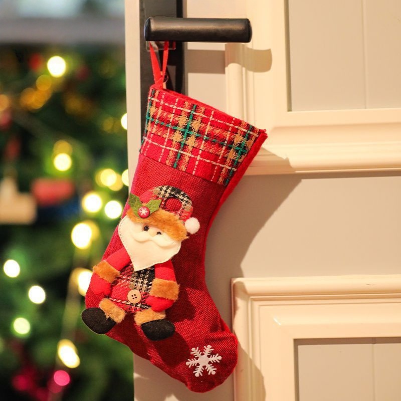 Wall-Mounted Christmas Tree: Festive Cheer, Zero Space Compromise