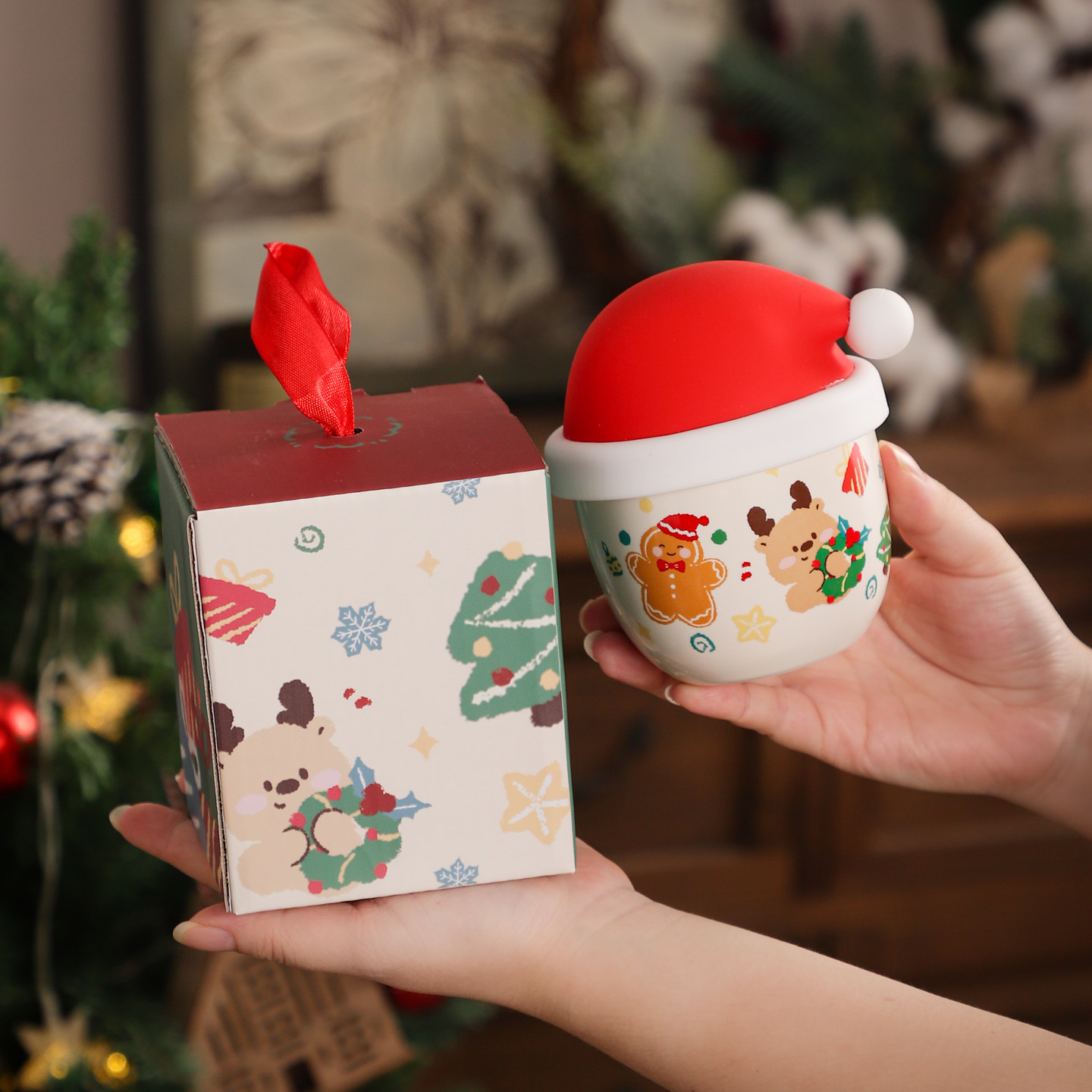Festive Christmas Ceramic Mug: Santa Hat Lid & Adorable Holiday Prints