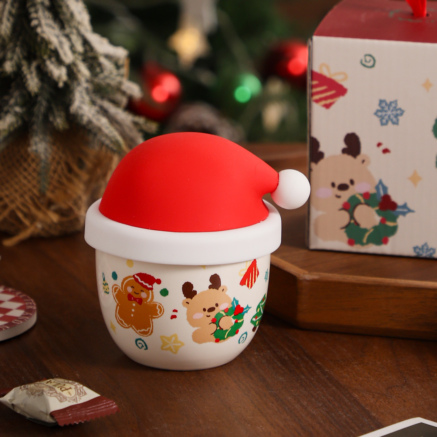 Festive Christmas Ceramic Mug: Santa Hat Lid & Adorable Holiday Prints