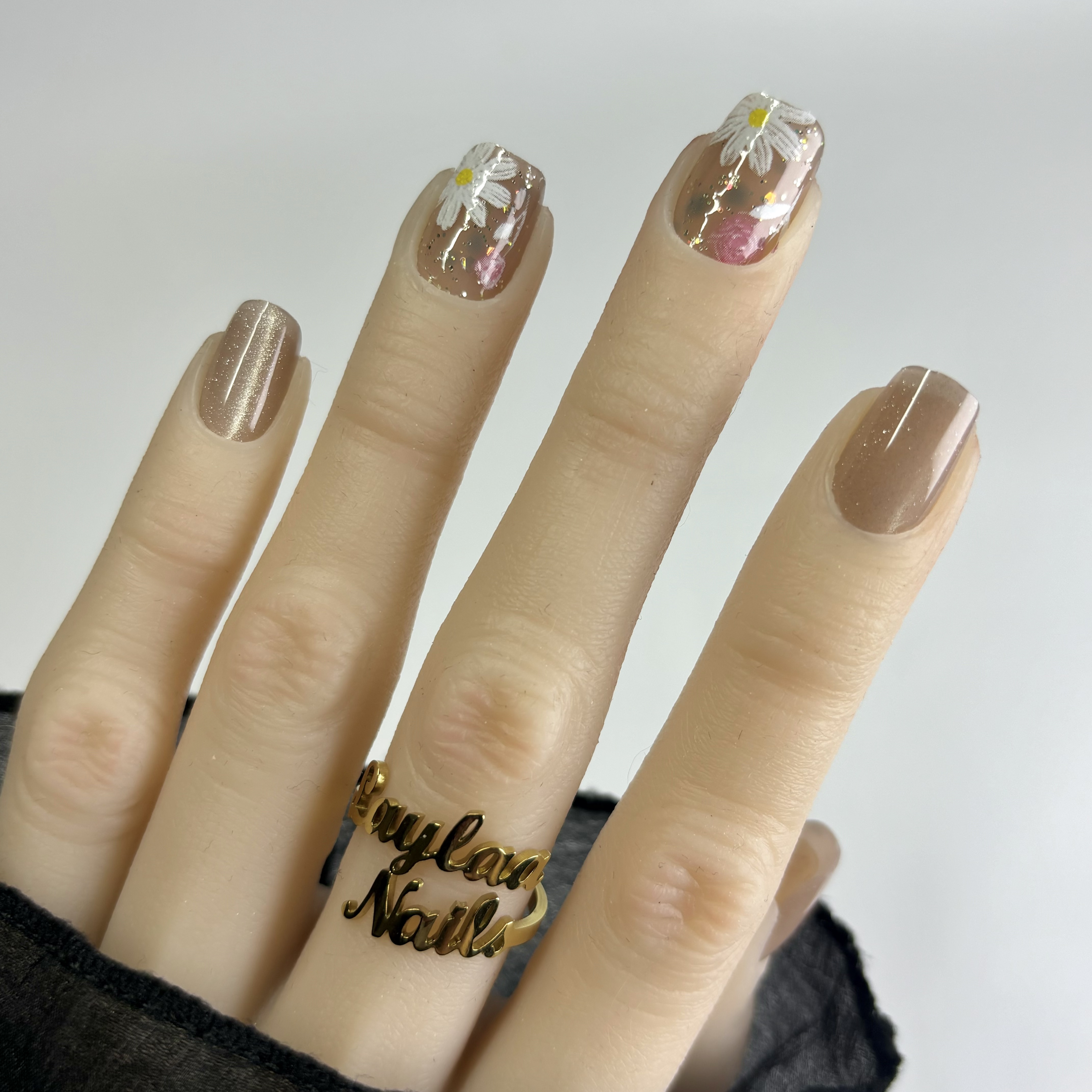 Nude Cat Eyes Flower Short Nails