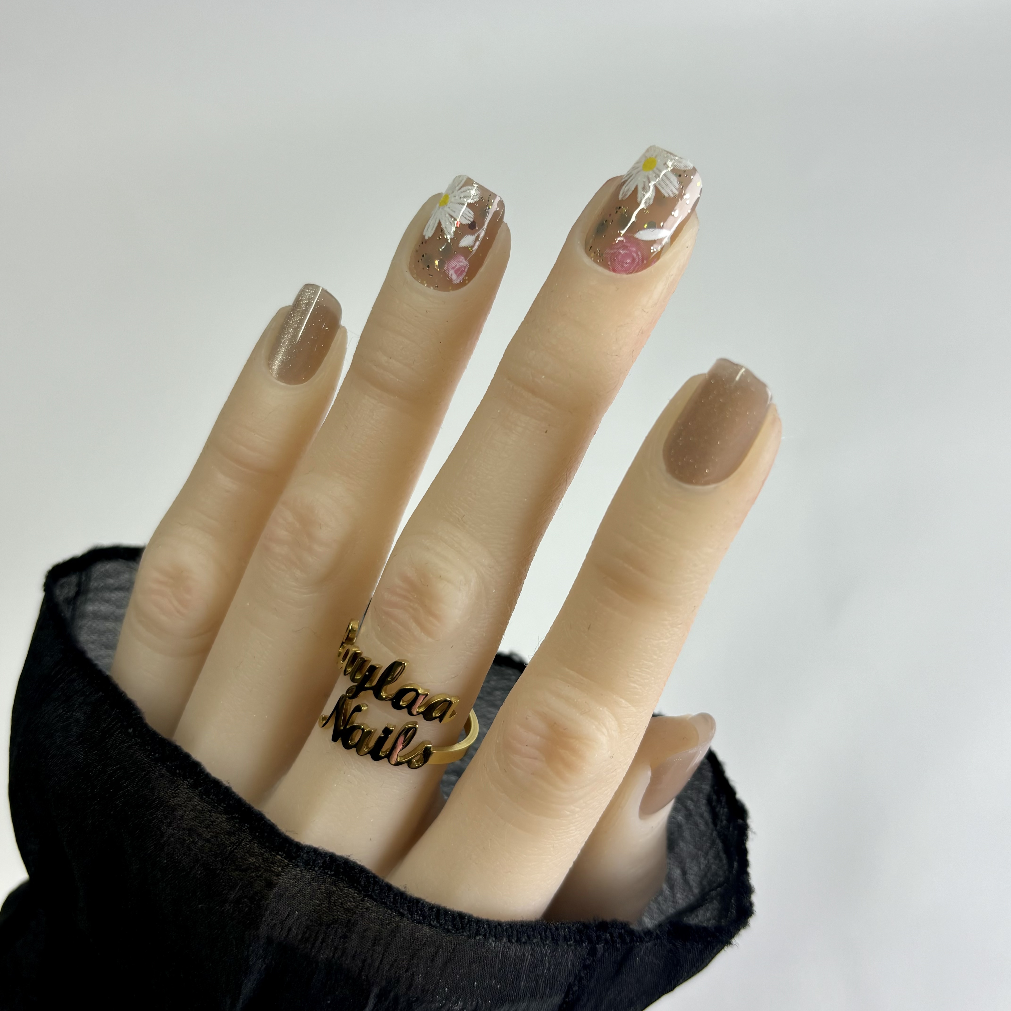 Nude Cat Eyes Flower Short Nails