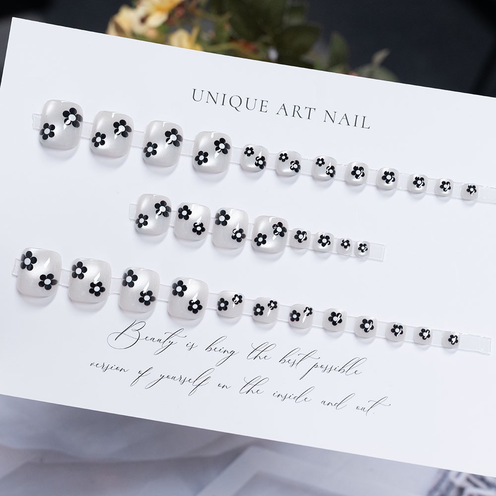 Black Flowers Cat Eyes Toe Nails