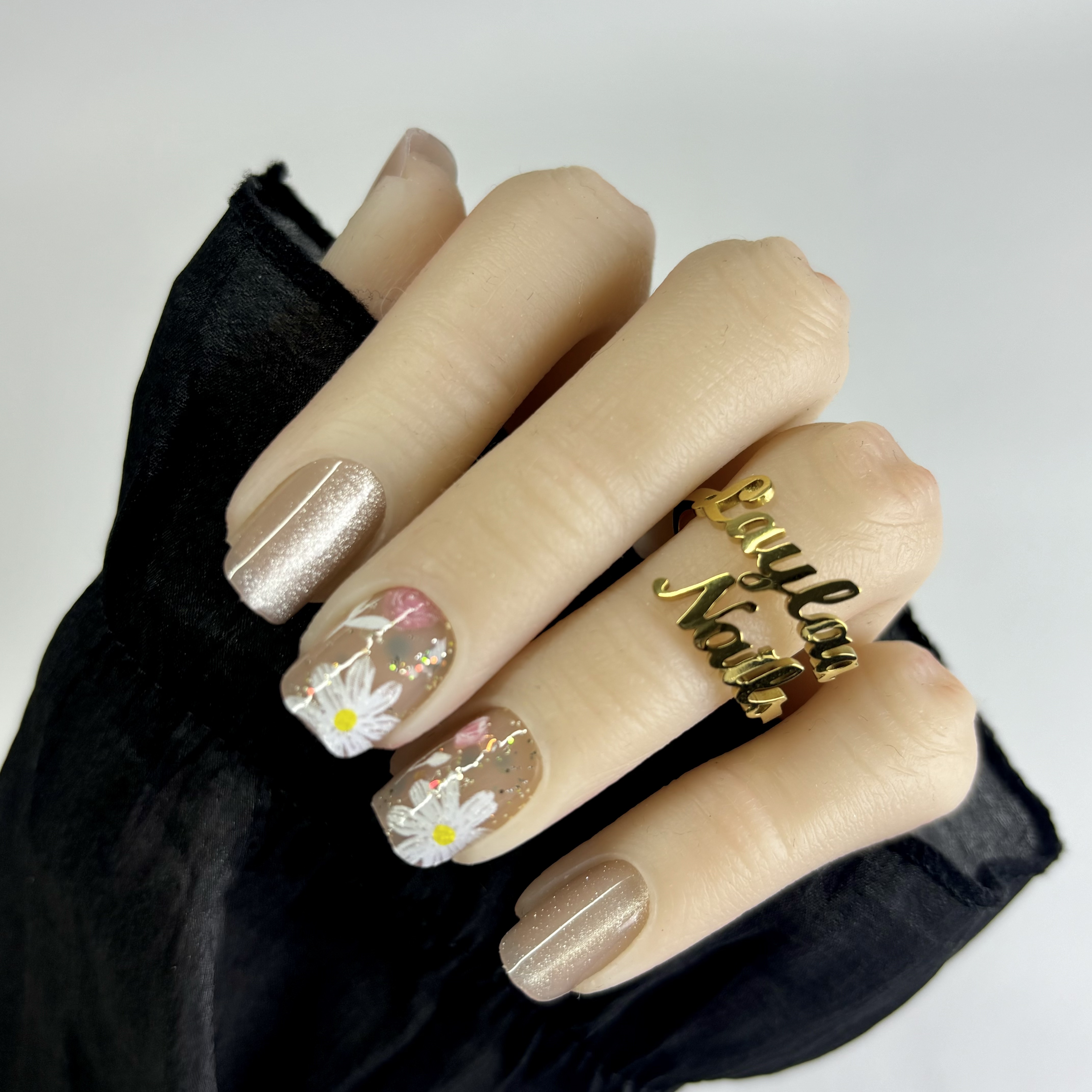 Nude Cat Eyes Flower Short Nails