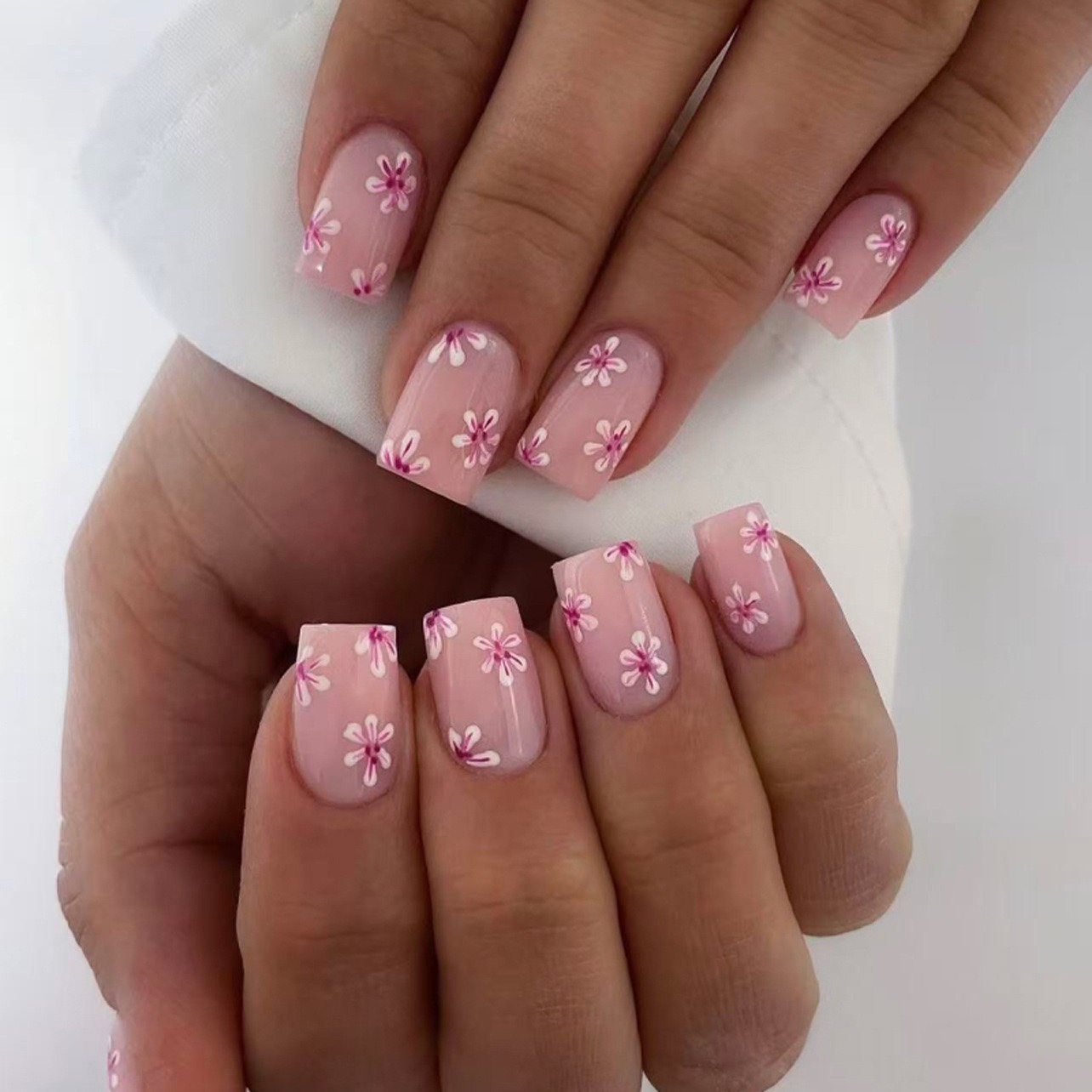 Lily Short Nails
