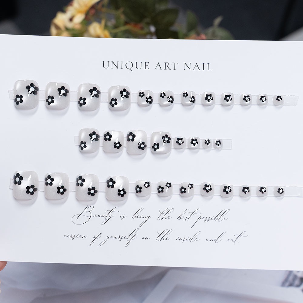 Black Flowers Cat Eyes Toe Nails