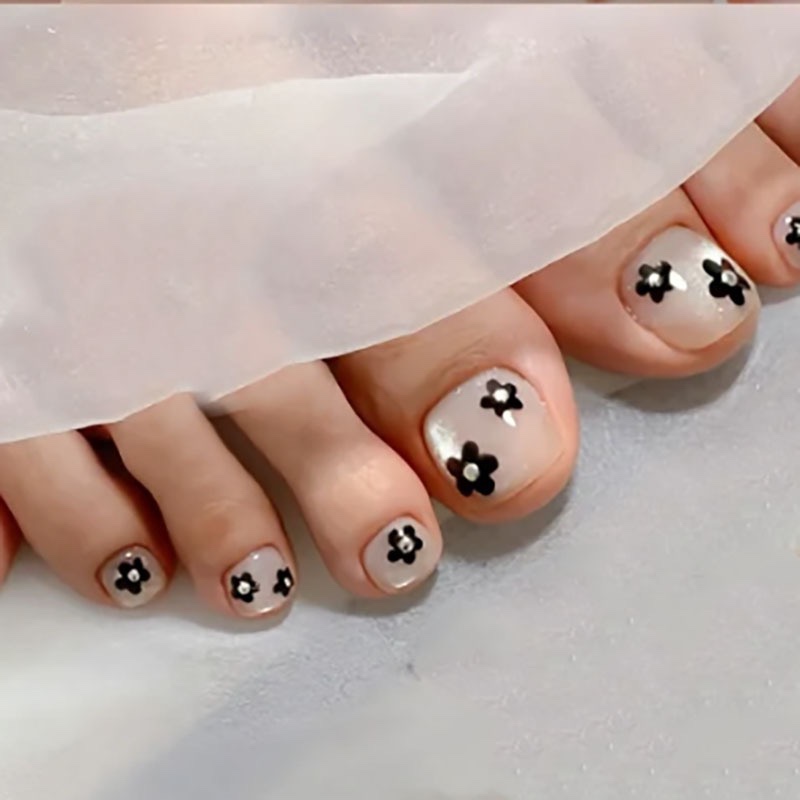 Black Flowers Cat Eyes Toe Nails