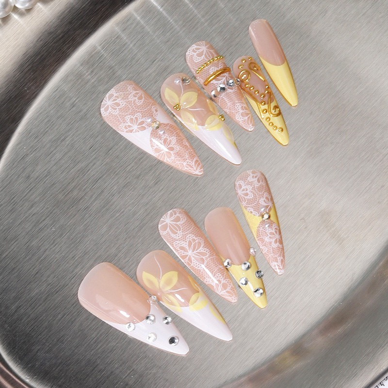 Royal lace Medium Nails