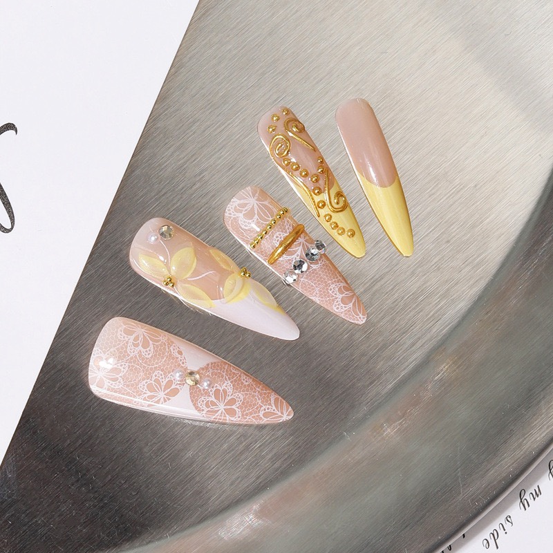 Royal lace Medium Nails