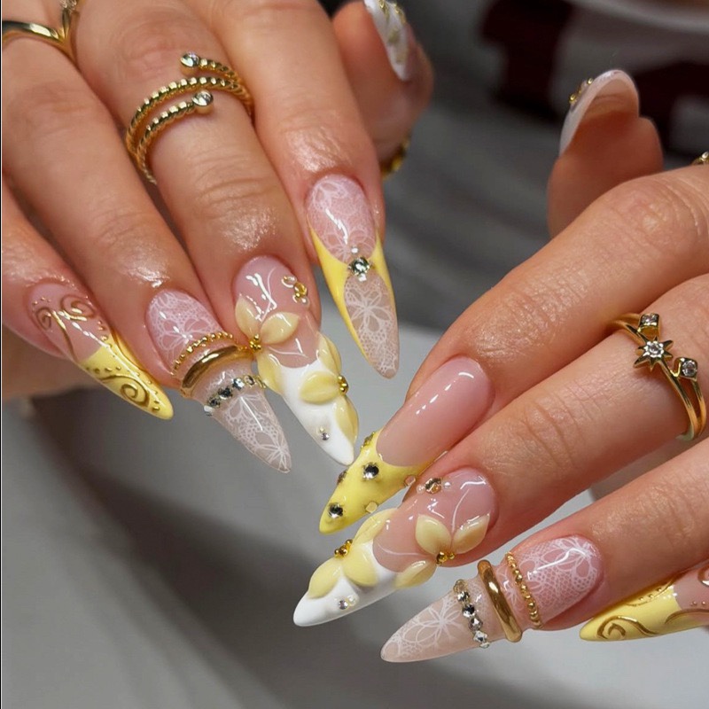 Royal lace Medium Nails