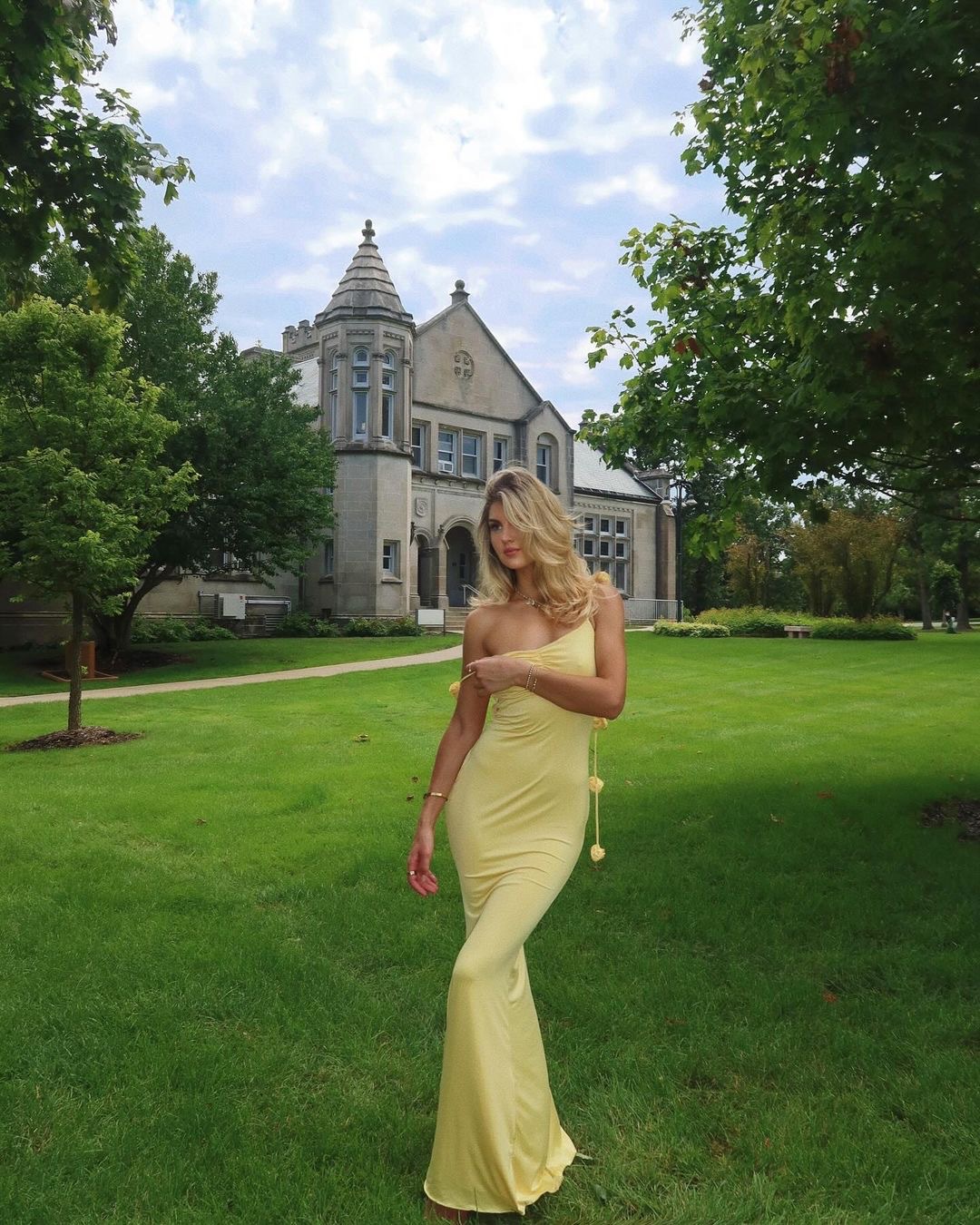 Sexy Solid Appliques Backless V Neck One Step Skirt Dresses