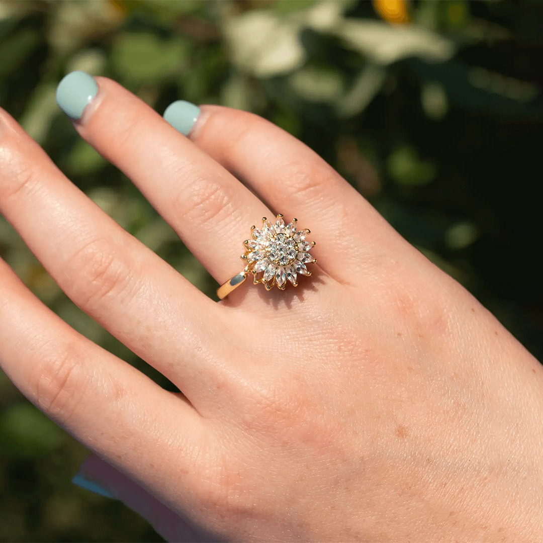 A Adjustable Sunflower Spinner Fidget Ring