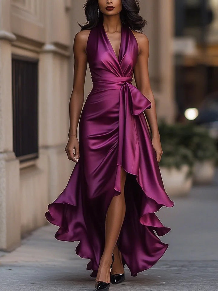 Vestido elegante em cetim com ombros descobertos e folhos