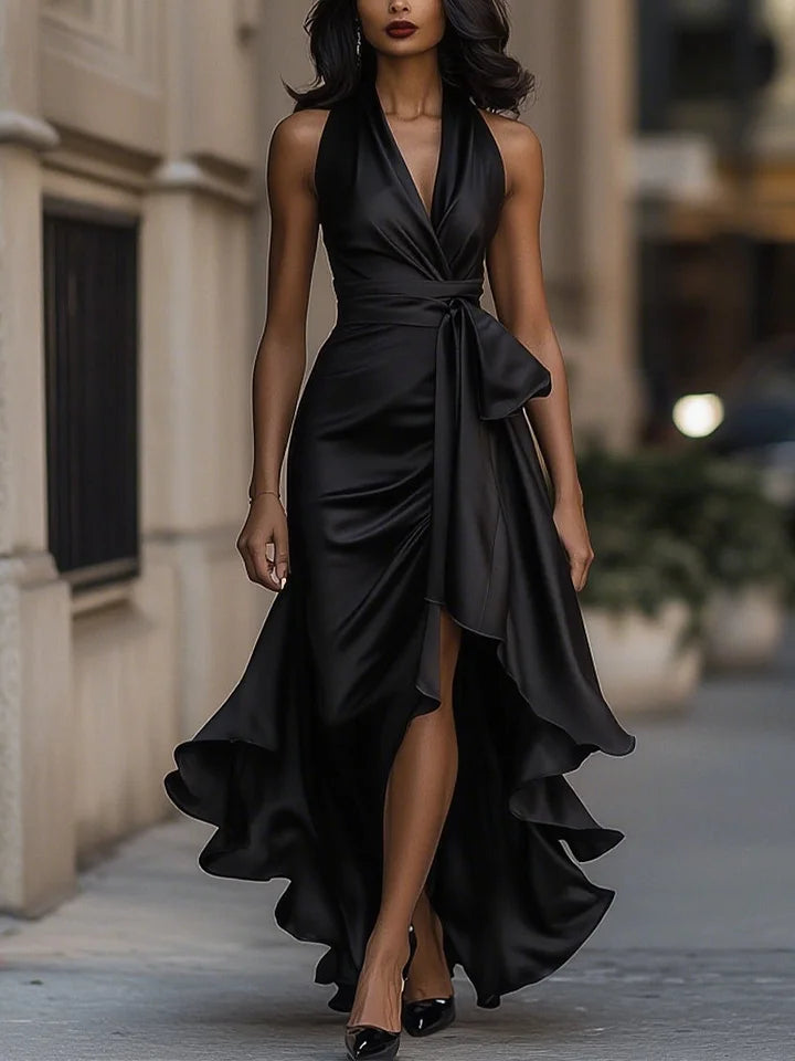 Vestido elegante em cetim com ombros descobertos e folhos