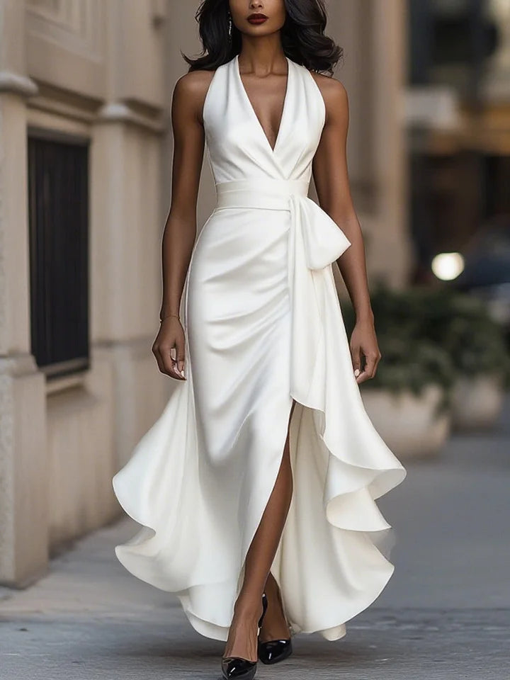Vestido elegante em cetim com ombros descobertos e folhos