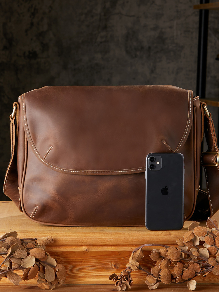 手工瘋馬皮單肩包男士復古休閒斜挎包頭層牛皮潮流百搭真皮郵差包