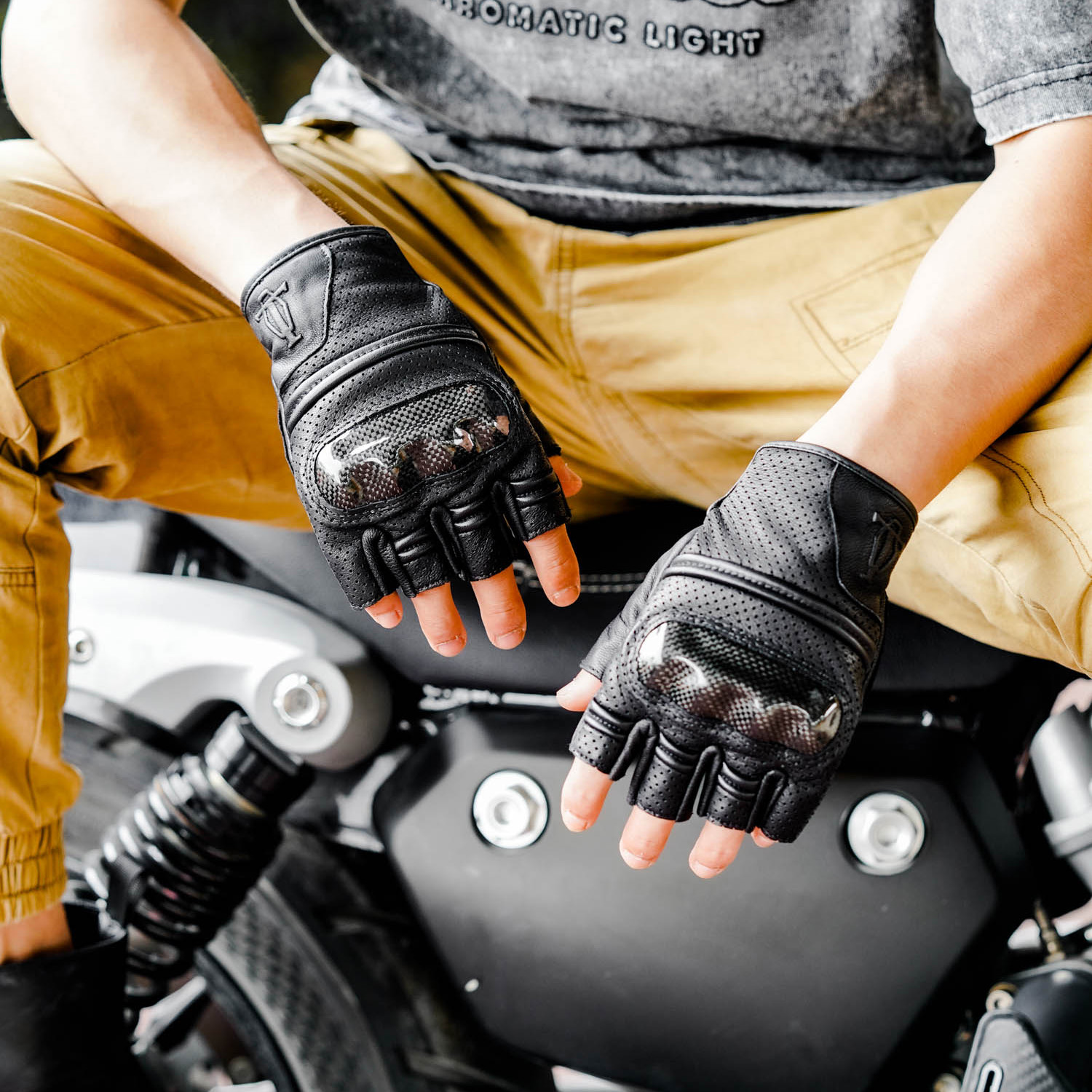 复古真皮摩托车骑行半指手套男碳纤维机车赛车露指触屏