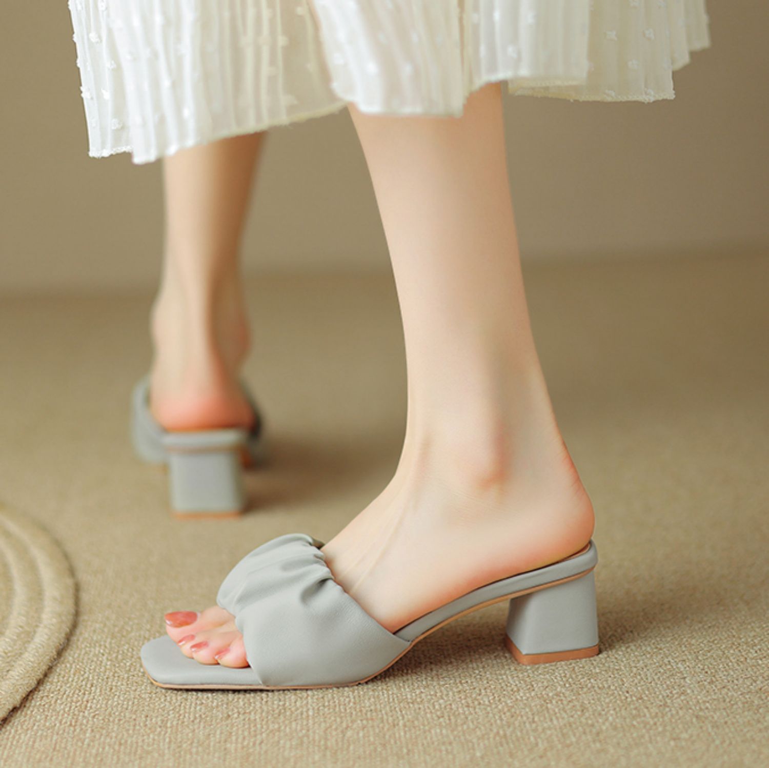 Gentle and thick soled pleated flip flop beach shoes