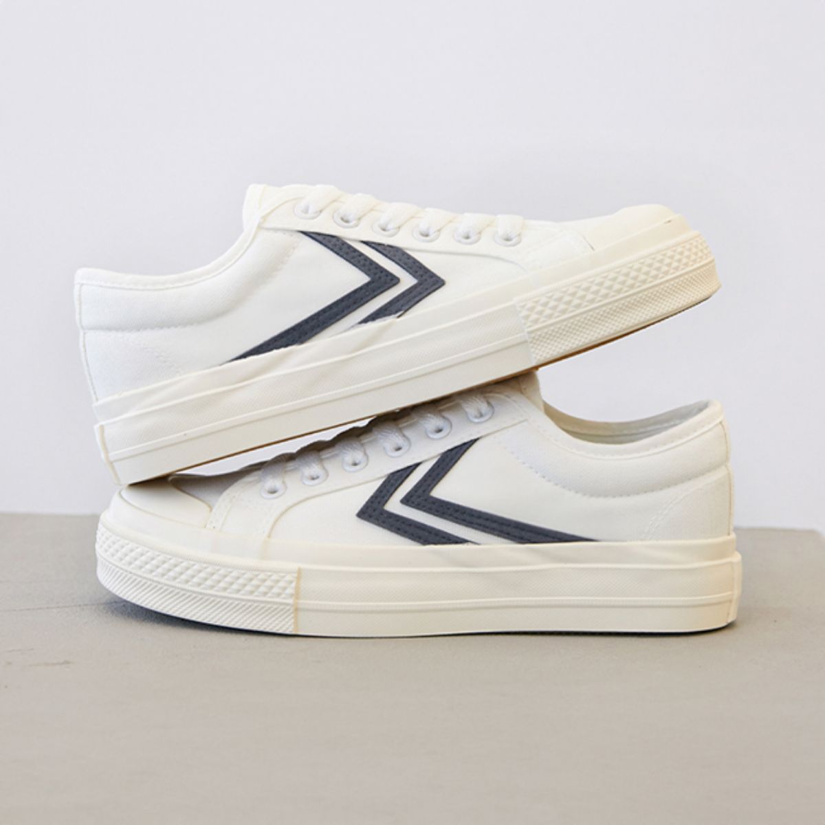 Canvas shoes for men and women with thick soles and low cut white casual shoes