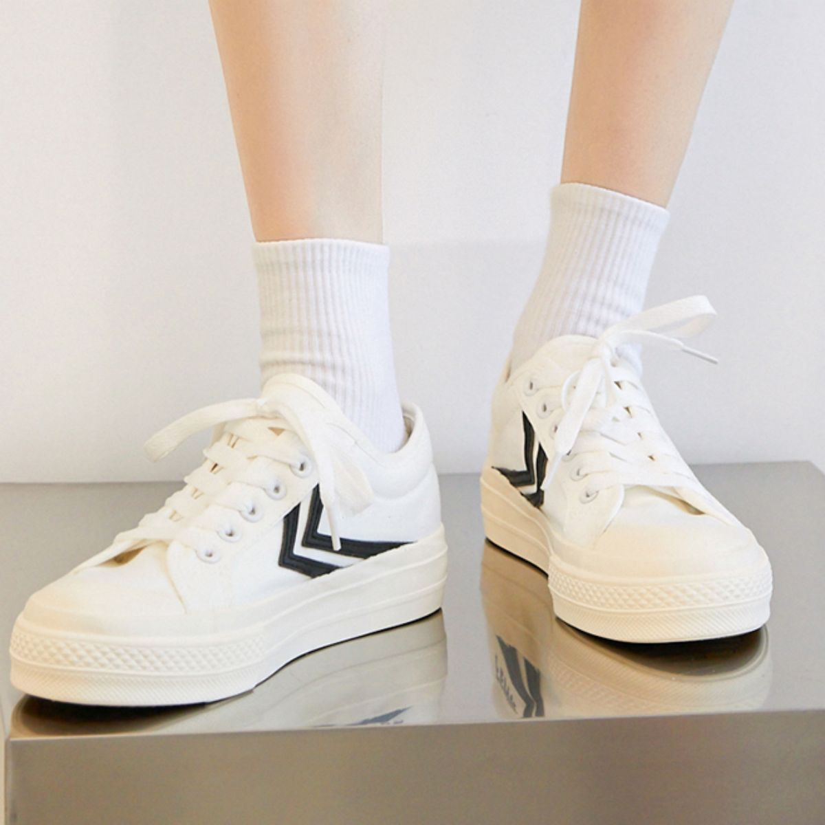 Canvas shoes for men and women with thick soles and low cut white casual shoes