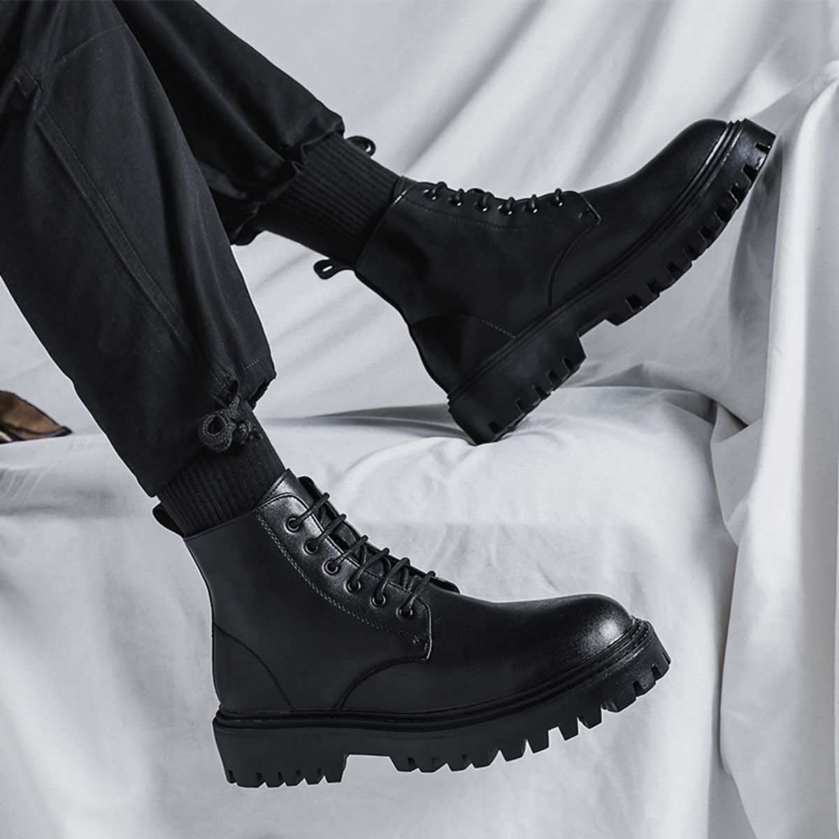 English style boots, genuine leather, winter plush, medium top black short boots