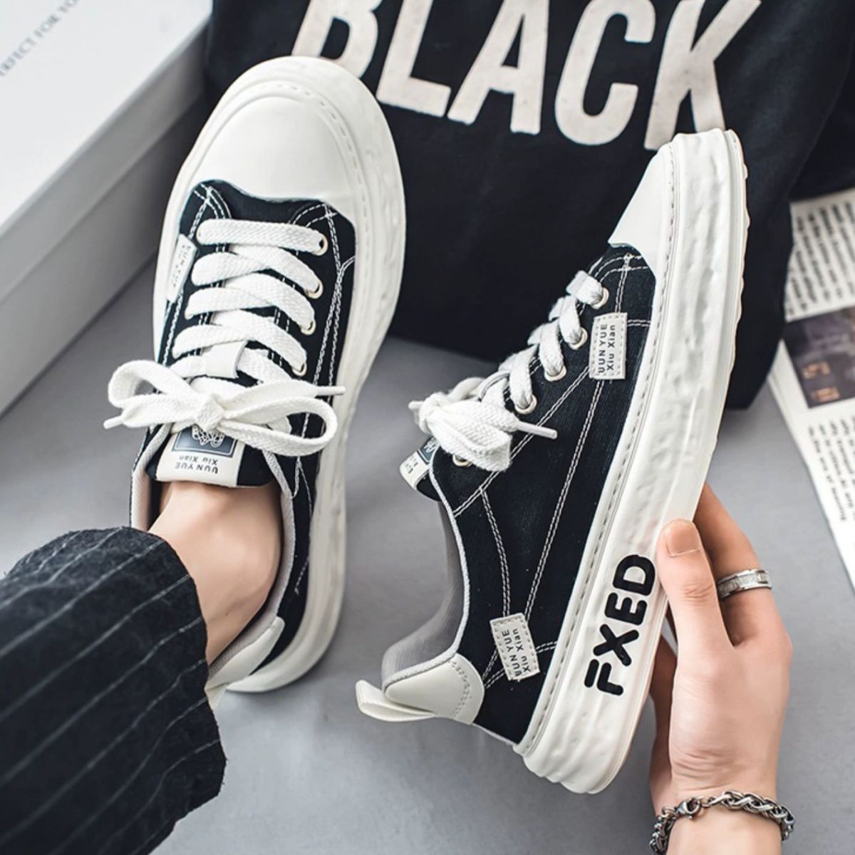 Sporty and Casual Flat Canvas Sneakers - Perfect for Sports and Leisure
