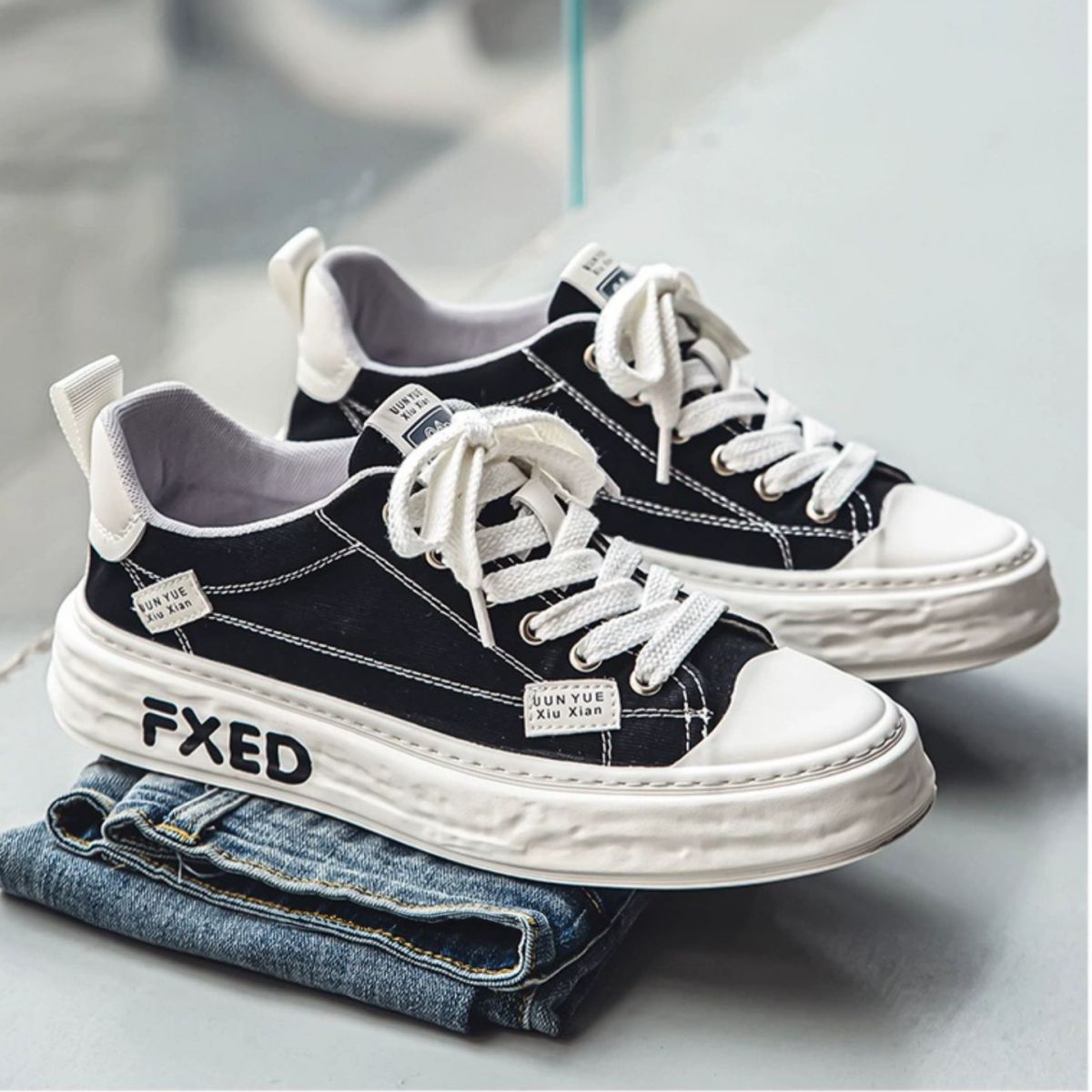 Sporty and Casual Flat Canvas Sneakers - Perfect for Sports and Leisure