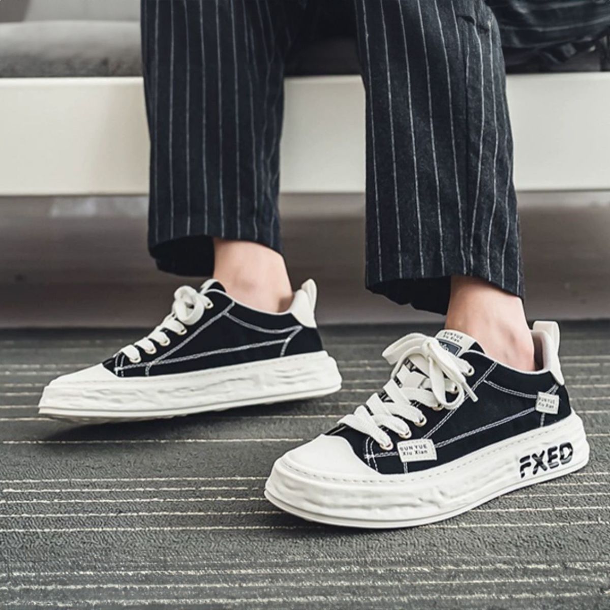 Sporty and Casual Flat Canvas Sneakers - Perfect for Sports and Leisure