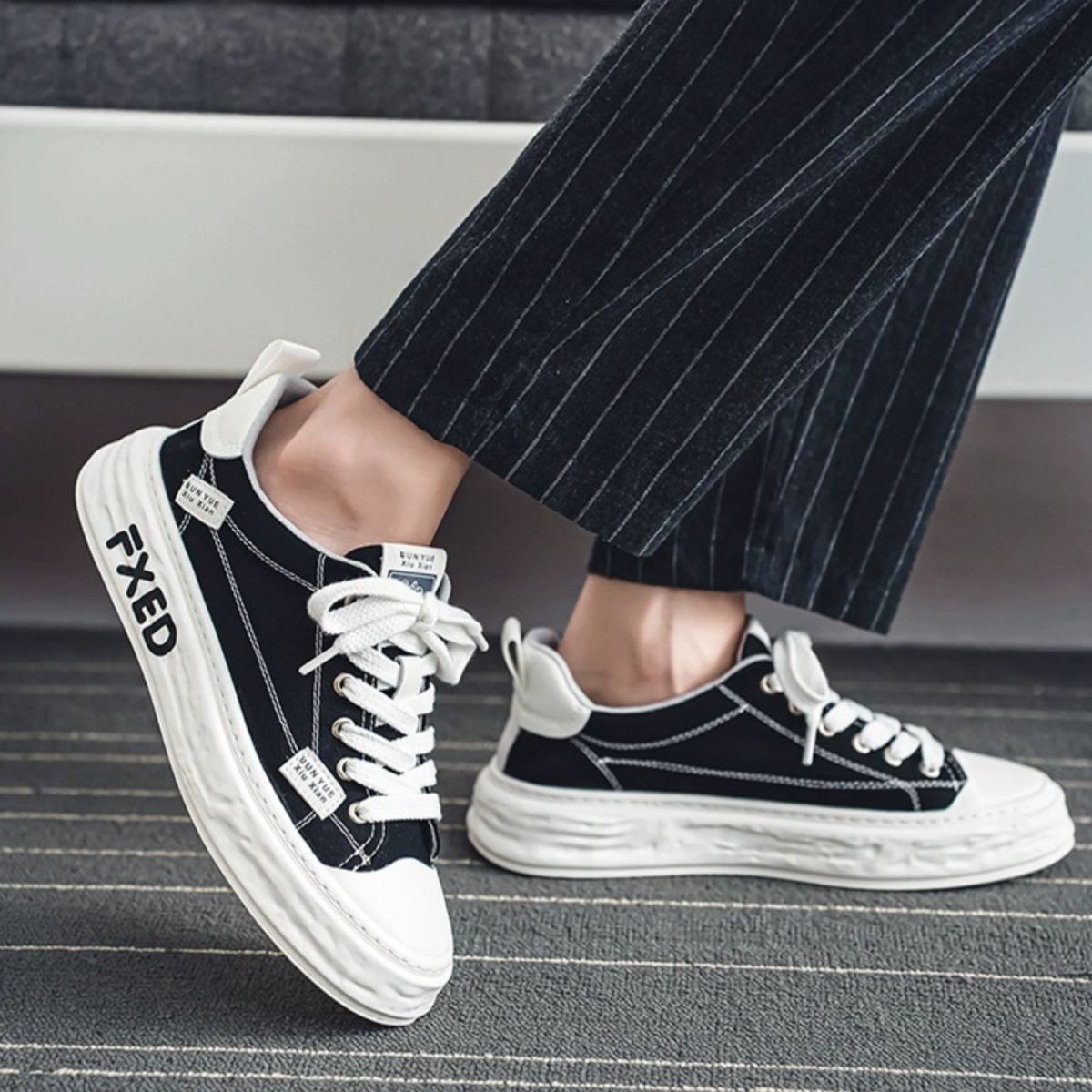 Sporty and Casual Flat Canvas Sneakers - Perfect for Sports and Leisure