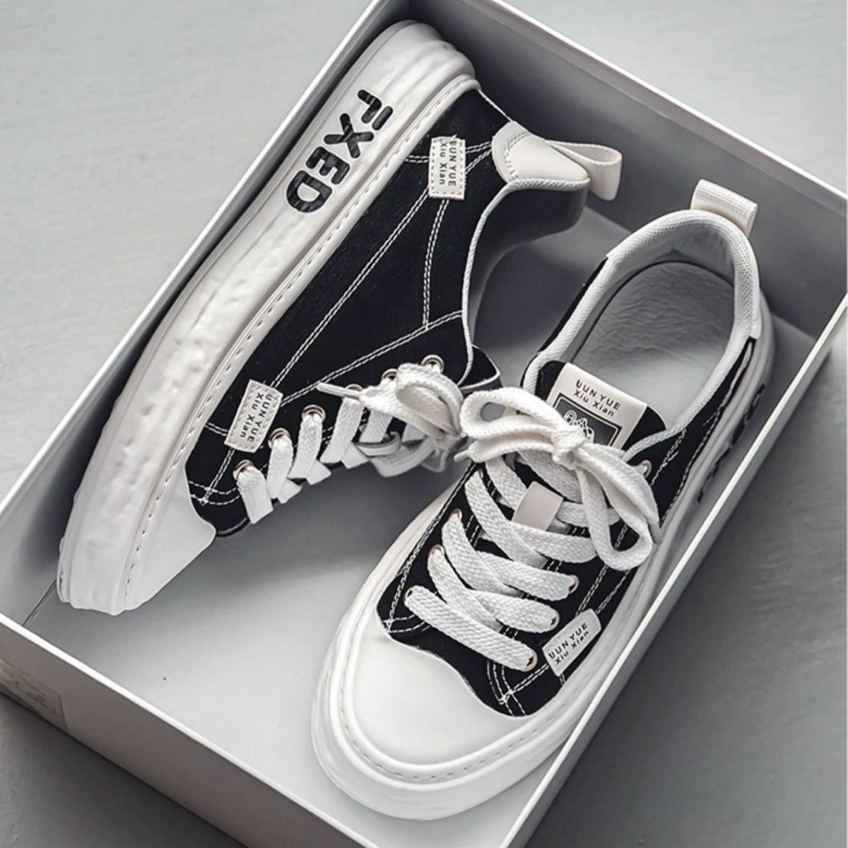 Sporty and Casual Flat Canvas Sneakers - Perfect for Sports and Leisure