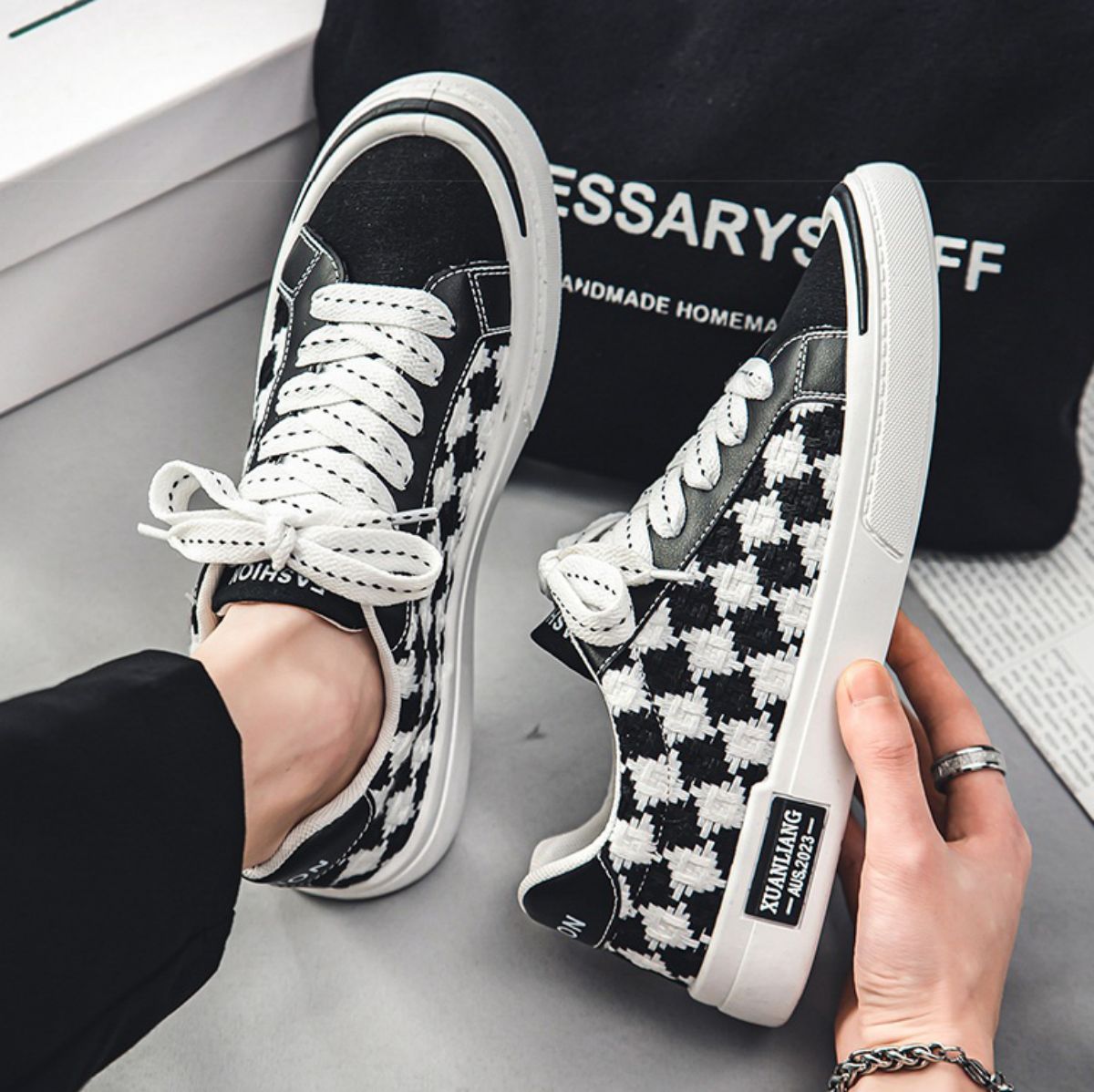 Men's Low-Top Black Minimalist Skate Shoes - Korean Style Fashionable Casual Footwear